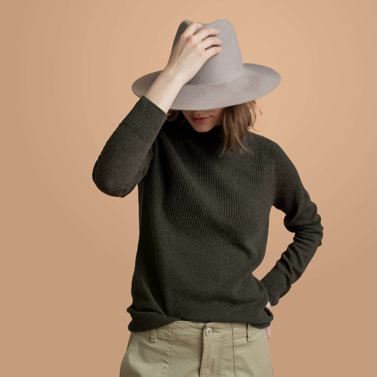 North Outdoor Aurora Women's merino knit sweater in nettle, mulesing-free merino wool. Made in Finland. - The model is 175 cm tall and wears size S