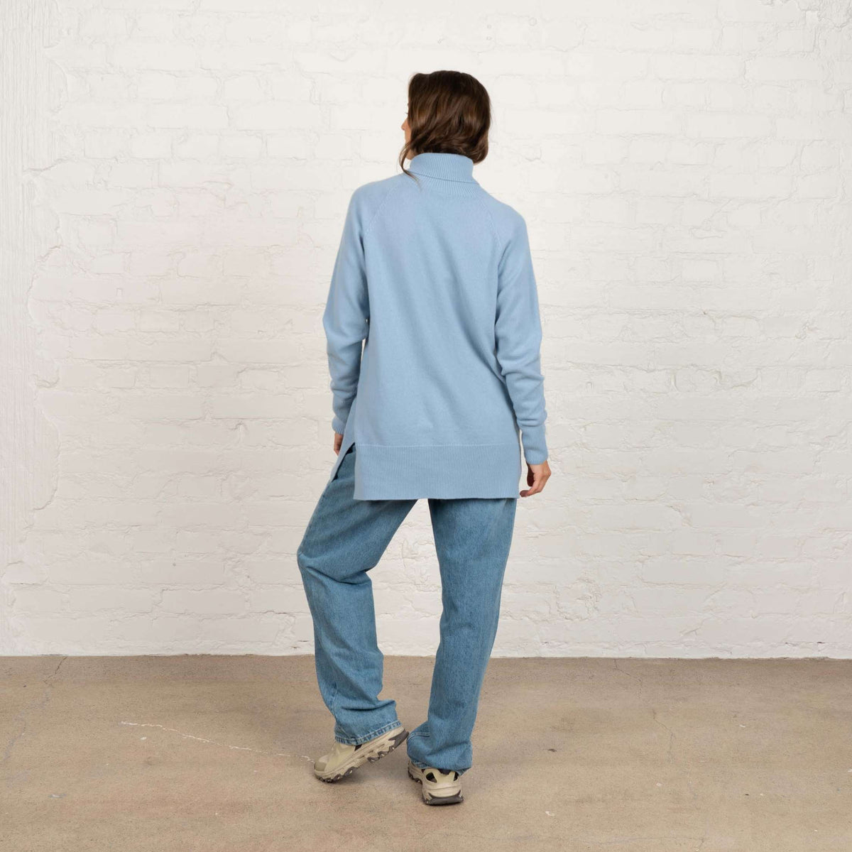 North Outdoor Pull en maille de mérinos Tunturi femme de couleur bleu clair, sans mulesing Laine mérinos. Fabriqué en Finlande. - Le mannequin mesure 175 cm et porte la taille M