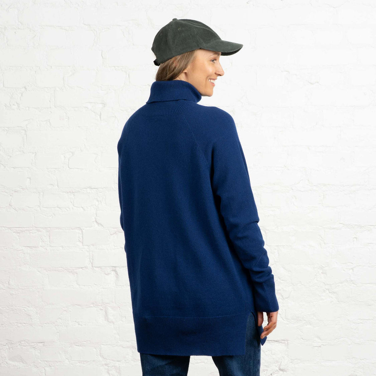 North Outdoor Pull en maille de mérinos Tunturi femme en bleu profond, sans mulesing Laine mérinos. Fabriqué en Finlande. - Le mannequin mesure 174 cm et porte une taille M