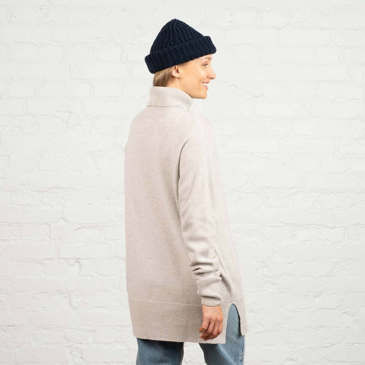 North Outdoor Tunturi Dámské merino pletený svetr ve barvě ovesné šedé, bez mulesingu merino vlna. Vyrobeno ve Finsku. - Modelka měří 174 cm a nosí velikost M