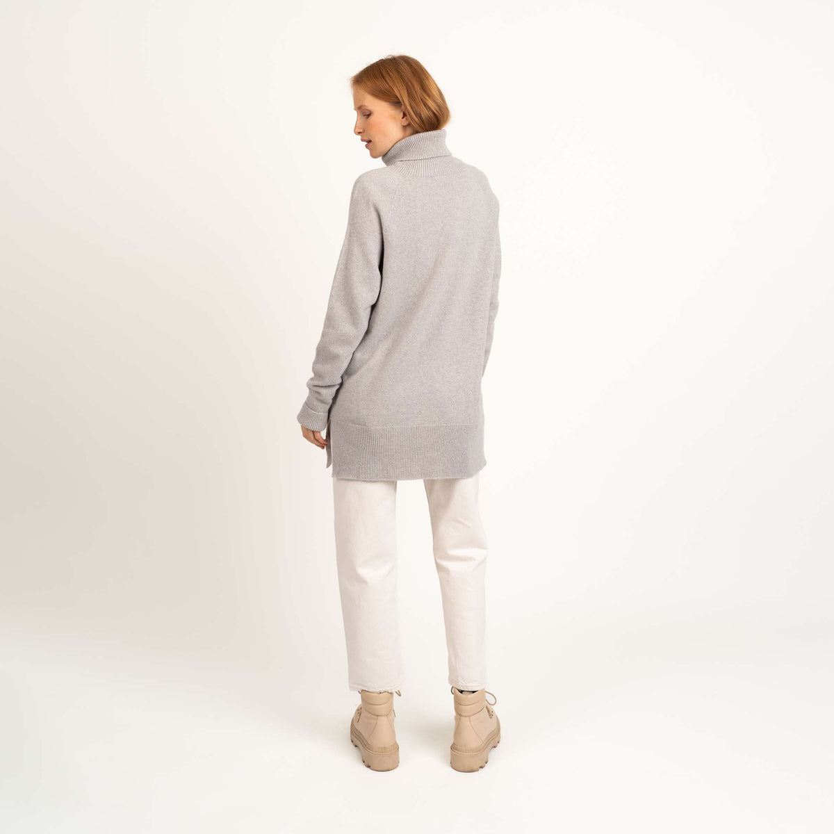 North Outdoor Tunturi Damen Merino-Strickpullover in der Farbe Wolkengrau, Mulesing-frei Merinowolle. Hergestellt in Finnland. - Das Model ist 173 cm groß und trägt Größe S