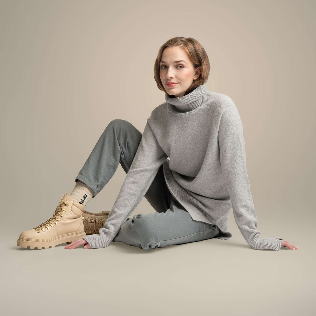 North Outdoor Tunturi Damen Merino-Strickpullover in der Farbe Wolkengrau, Mulesing-frei Merinowolle. Hergestellt in Finnland. - Das Model ist 175 cm groß und trägt Größe S