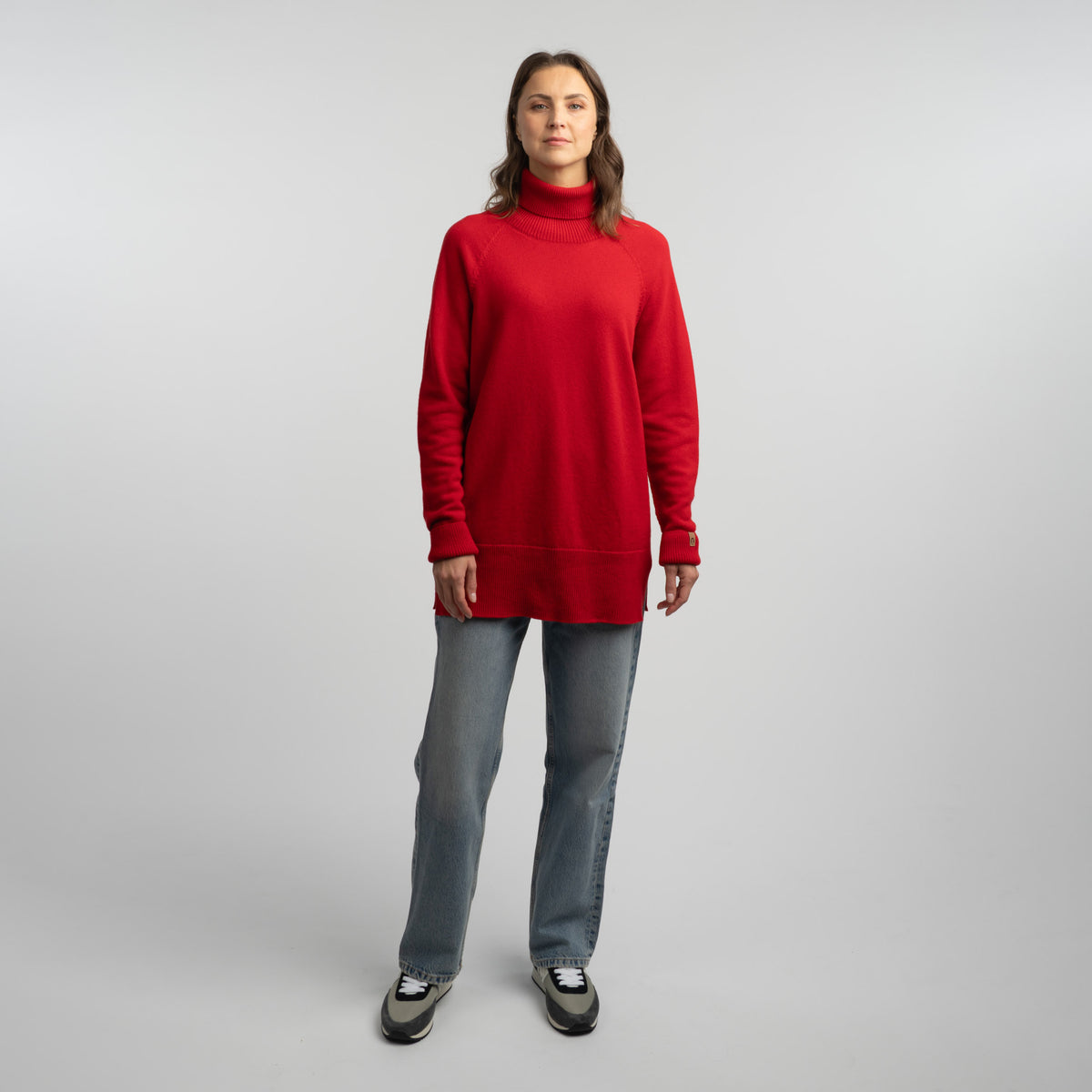 North Outdoor Tunturi women's merino knit sweater in lingonberry mulesing-free merino wool. Made in Finland. - Model is 175 cm and wears size M