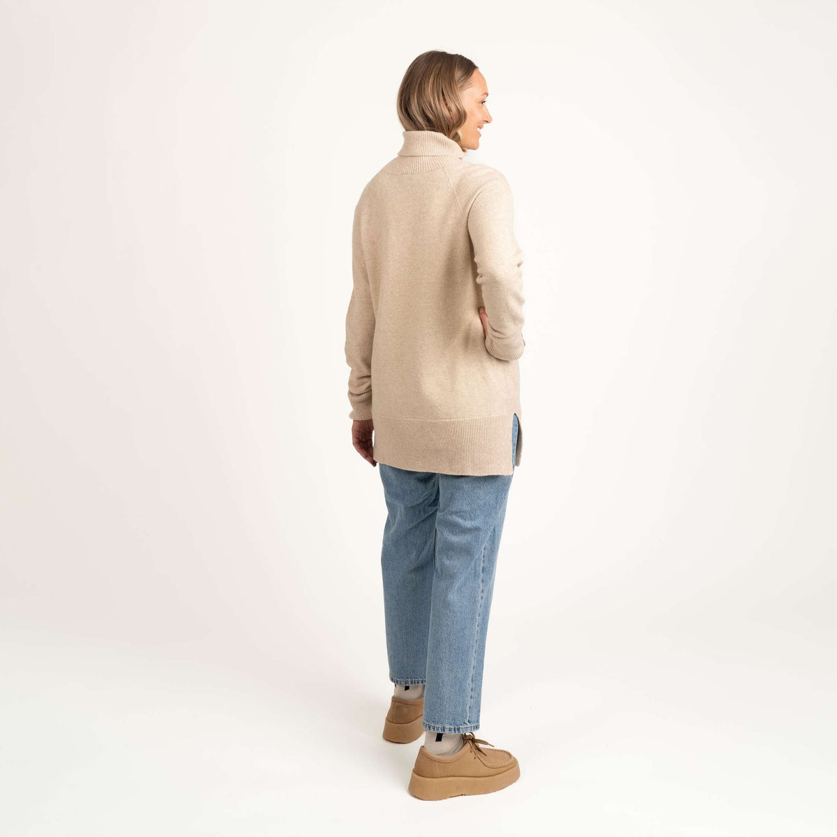 North Outdoor Maglione in maglia di merino Tunturi da donna nel colore mandorla, senza mulesing Lana merino. Prodotto in Finlandia. - La modella è alta 174 cm e indossa la taglia S