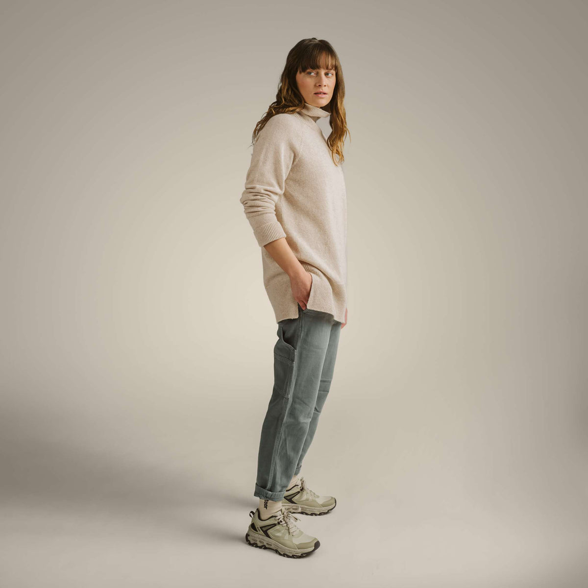 North Outdoor Maglione in maglia di merino Tunturi da donna nel colore mandorla, senza mulesing Lana merino. Prodotto in Finlandia. - La modella è alta 178 cm e indossa la taglia S