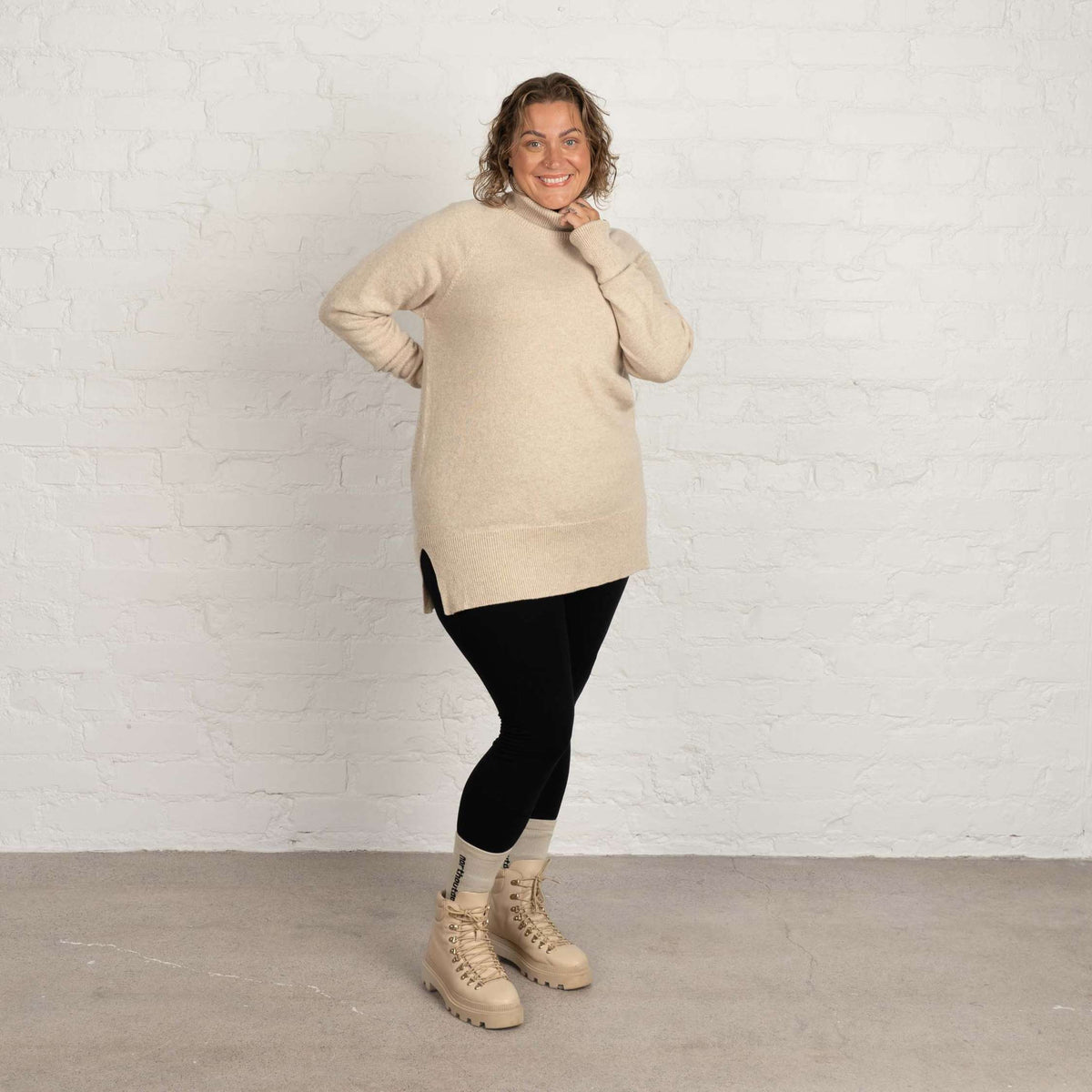 North Outdoor Maglione in maglia di merino Tunturi da donna nel colore mandorla, senza mulesing Lana merino. Prodotto in Finlandia. - La modella è alta 178 cm e indossa la taglia XL