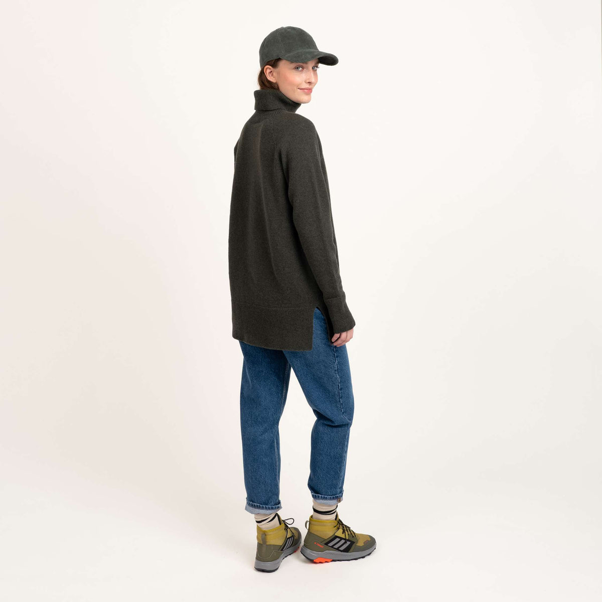 North Outdoor Tunturi Damen Merinostrickpullover in der Farbe Brennnessel, Mulesing-frei Merinowolle. Hergestellt in Finnland. - Das Modell ist 175 cm groß und trägt Größe S