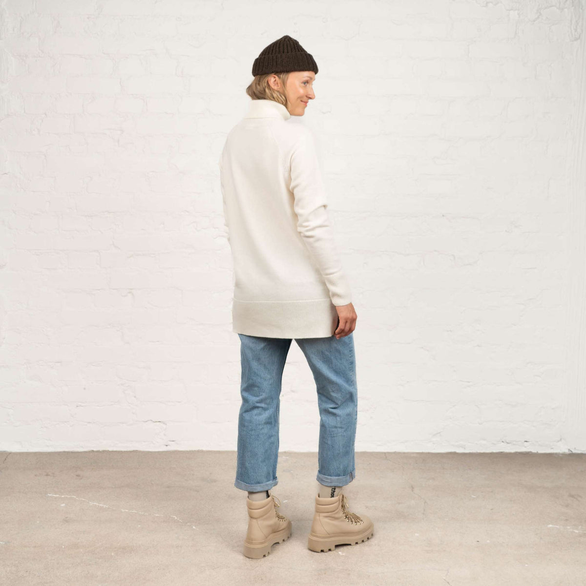 North Outdoor Tunturi Damen-Merino-Strickpullover in Schneeweiß mulesingfreie Merinowolle. Hergestellt in Finnland. - Model ist 174 cm groß und trägt Größe M
