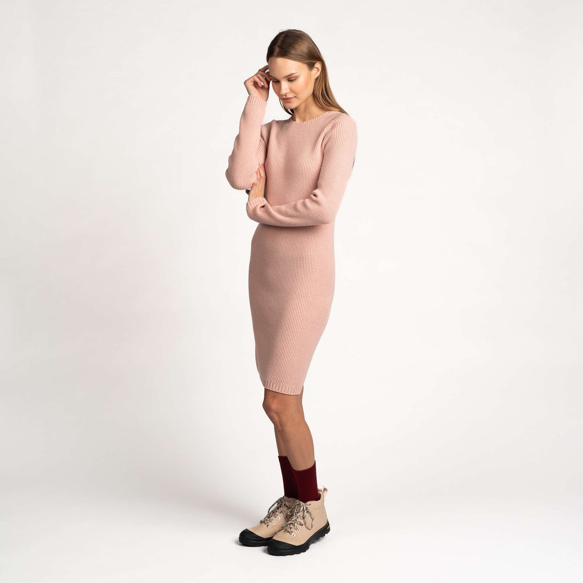 North Outdoor Abito in merino Kanerva da donna nel colore rosa cipria, mulesing-free Lana merino. Prodotto in Finlandia. - La modella è alta 175 cm e indossa la taglia S