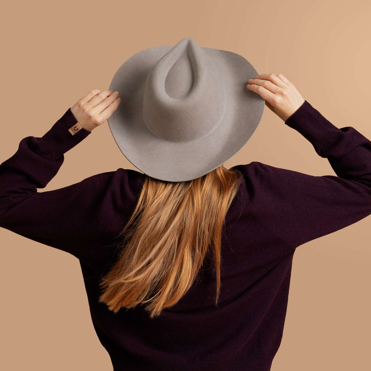 North Outdoor Kide Women's merino knit sweater in blackcurrant, mulesing-free merino wool. Made in Finland. - The model is 173 cm tall and wears size S