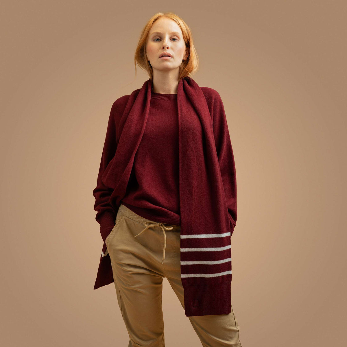 North Outdoor Kide Dames merinotrui in kleur cranberry, mulesing-vrij merinowol. Gemaakt in Finland. - Het model is 173 cm lang en draagt maat S