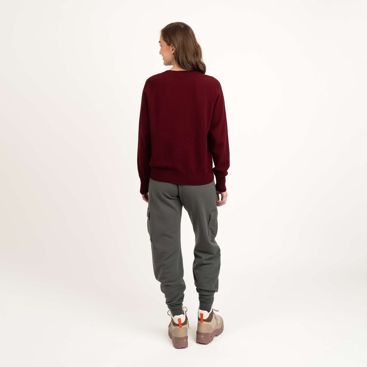 North Outdoor Kide Dames merinotrui in kleur cranberry, mulesing-vrij merinowol. Gemaakt in Finland. - Het model is 175 cm lang en draagt maat S