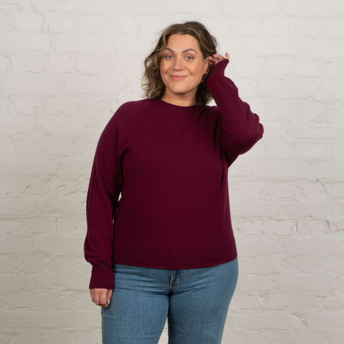 North Outdoor Maglione in maglia di merino Kide da donna nel colore mauve scuro, mulesing-free Lana merino. Prodotto in Finlandia. - La modella è alta 178 cm e indossa la taglia XL