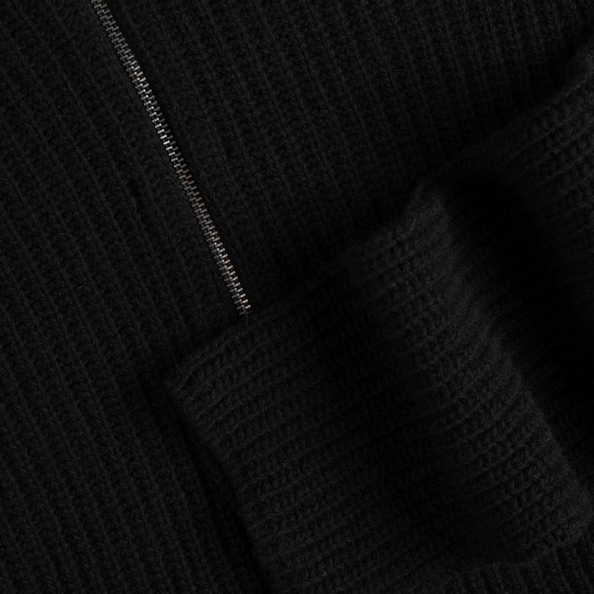 North Outdoor Magnolia Half Zip Merinoneule W värissä hiilenmusta, mulesing-vapaa merinovilla. Valmistettu Suomessa. - 