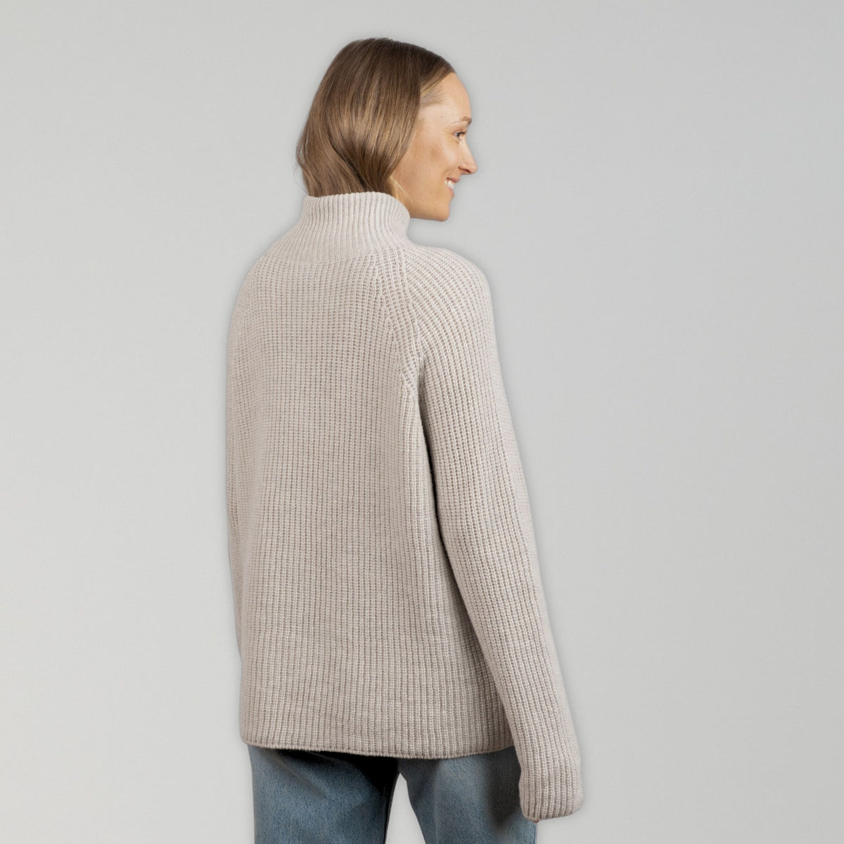 North Outdoor Magnolia naisten half zip merinoneulepusero värissä puuronharmaa, mulesing-vapaa merinovilla. Valmistettu Suomessa. - 