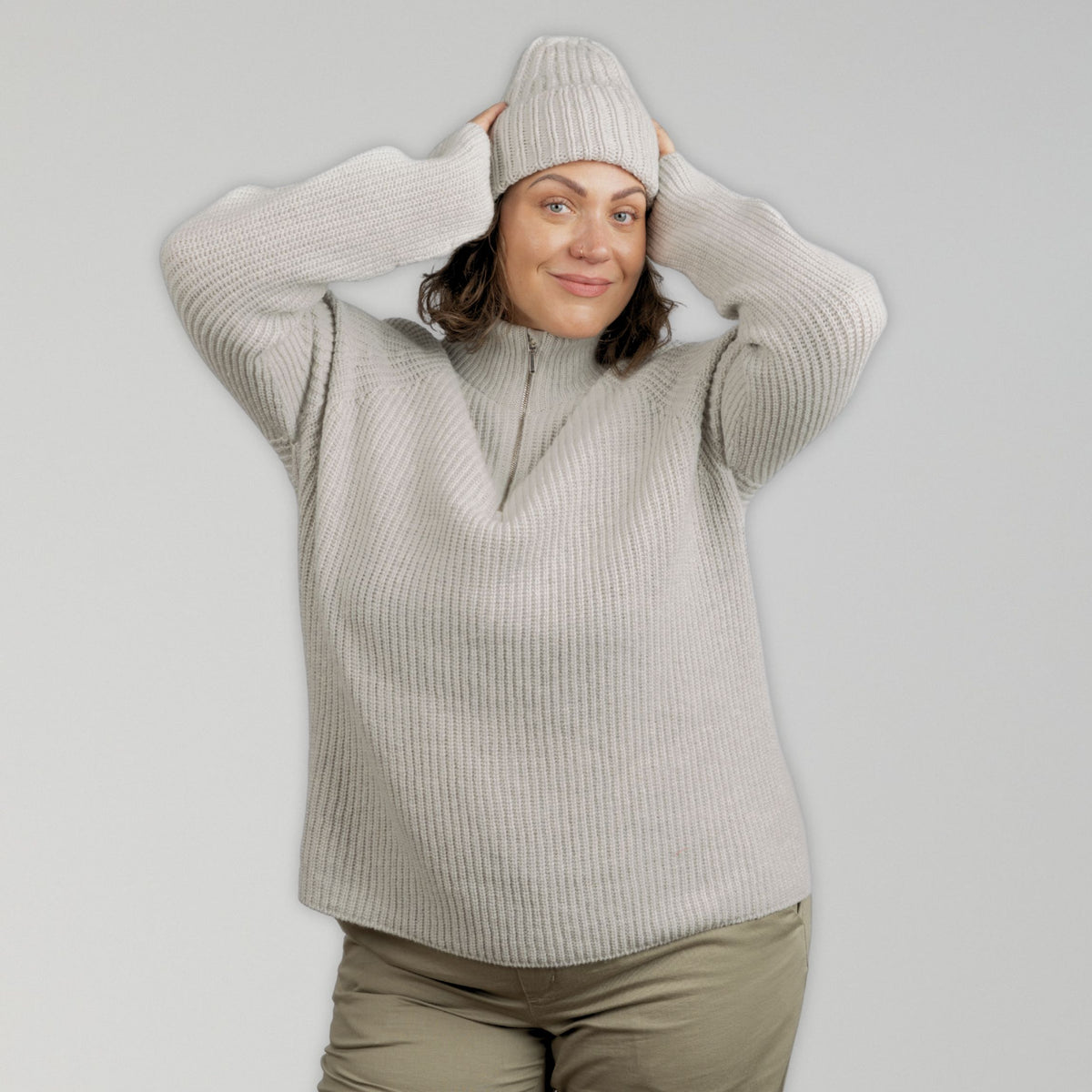 North Outdoor Magnolia naisten half zip merinoneulepusero värissä puuronharmaa, mulesing-vapaa merinovilla. Valmistettu Suomessa. - 