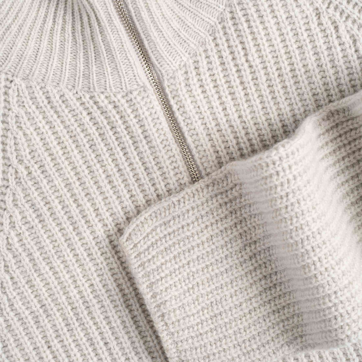 North Outdoor Magnolia Half Zip Merinoneule W värissä puuronharmaa, mulesing-vapaa merinovilla. Valmistettu Suomessa. - 