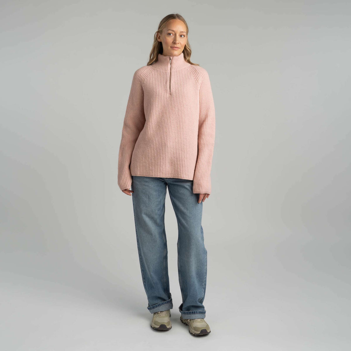 North Outdoor Magnolia naisten half zip merinoneulepusero värissä puuteriroosa, mulesing-vapaa merinovilla. Valmistettu Suomessa. - Malli on 174 cm ja käyttää kokoa M