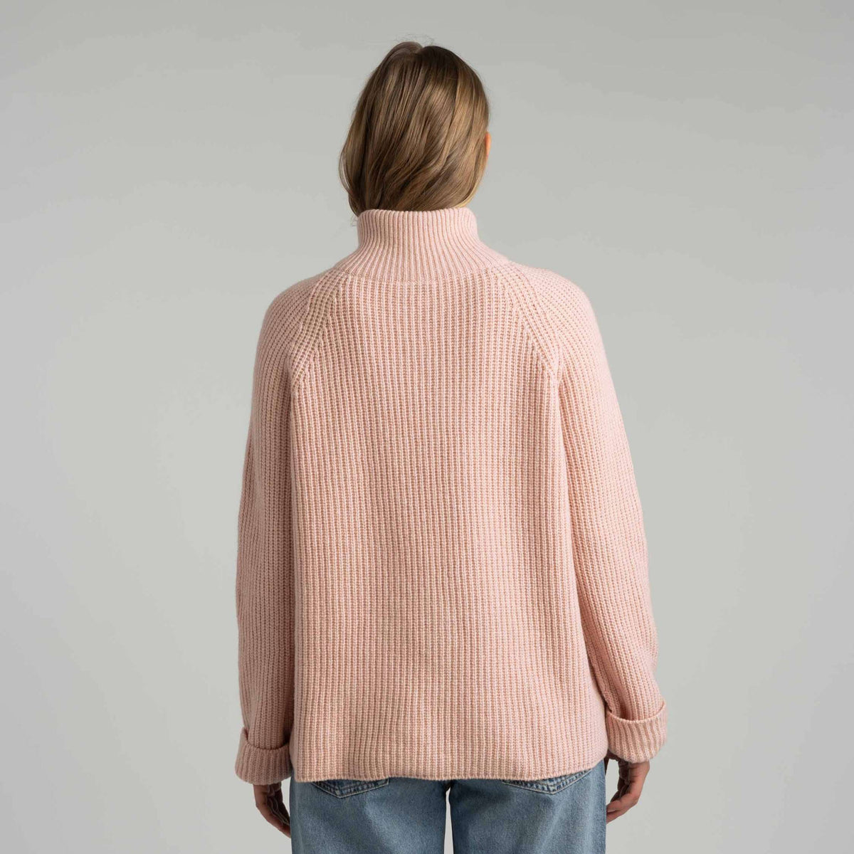 North Outdoor Magnolia naisten half zip merinoneulepusero värissä puuteriroosa, mulesing-vapaa merinovilla. Valmistettu Suomessa. - Malli on 174 cm ja käyttää kokoa M