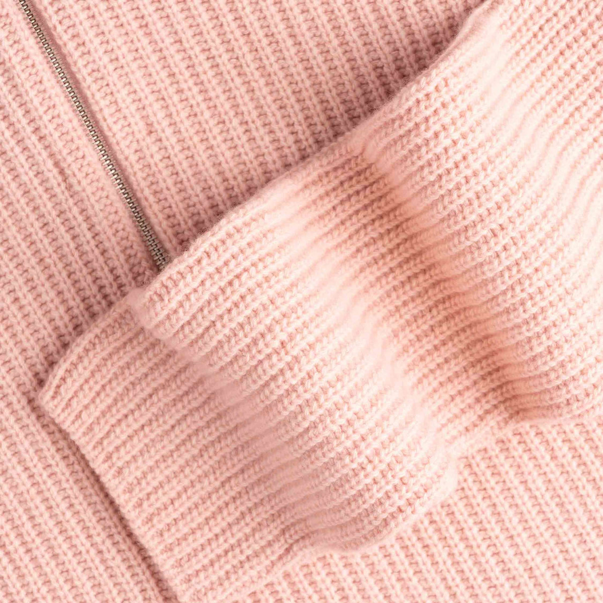 North Outdoor Magnolia naisten half zip merinoneulepusero värissä puuteriroosa, mulesing-vapaa merinovilla. Valmistettu Suomessa. - 