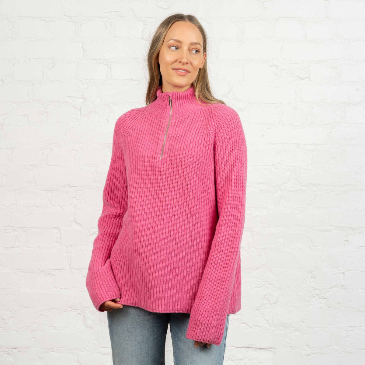 North Outdoor Magnolia Half Zip Merinoneule W värissä pioninpunainen, mulesing-vapaa merinovilla. Valmistettu Suomessa. - Malli on 174 cm ja käyttää kokoa M