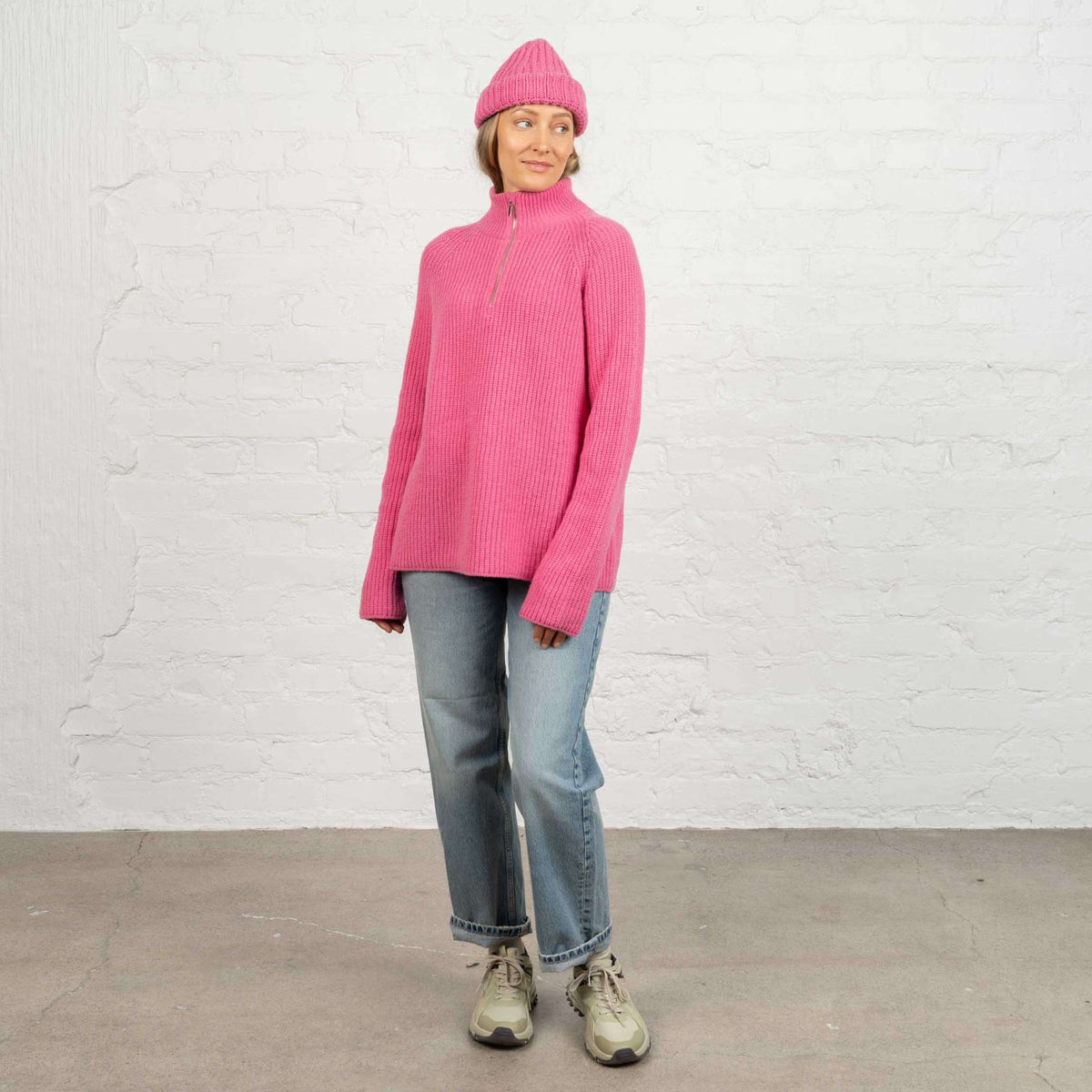 North Outdoor Magnolia Half Zip Merinoneule W värissä pioninpunainen, mulesing-vapaa merinovilla. Valmistettu Suomessa. - Malli on 174 cm ja käyttää kokoa M