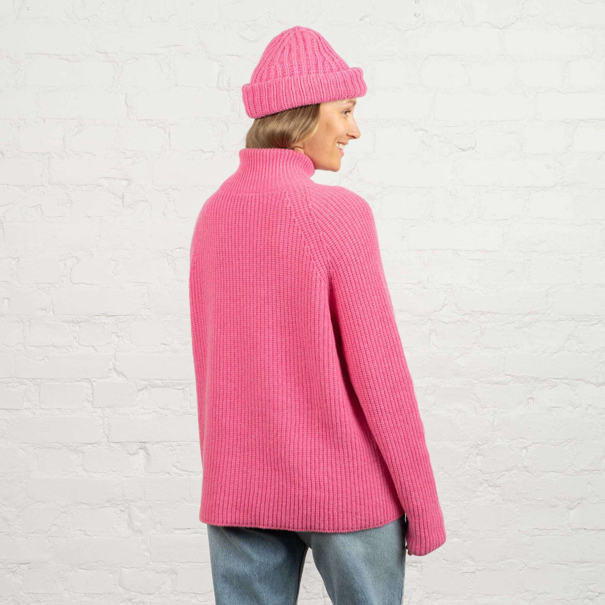 North Outdoor Magnolia Half Zip Merinoneule W värissä pioninpunainen, mulesing-vapaa merinovilla. Valmistettu Suomessa. - Malli on 174 cm ja käyttää kokoa M