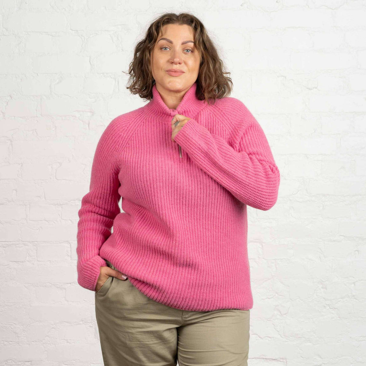 North Outdoor Magnolia Half Zip Merinoneule W värissä pioninpunainen, mulesing-vapaa merinovilla. Valmistettu Suomessa. - Malli on 178 cm ja käyttää kokoa XL