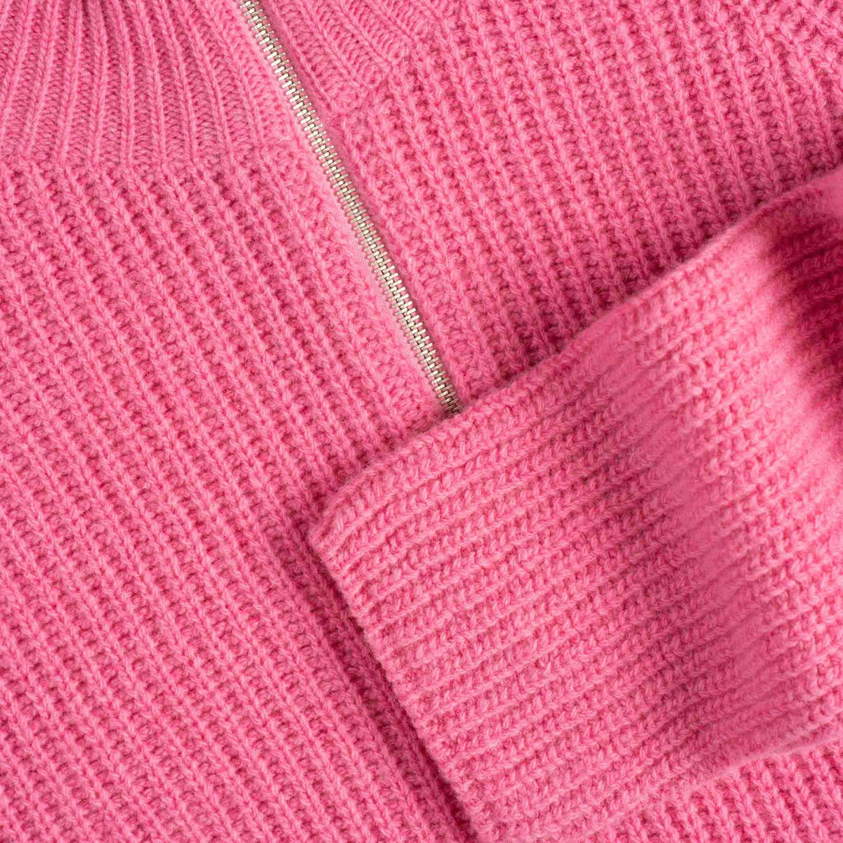 North Outdoor Magnolia Half Zip Merinoneule W värissä pioninpunainen, mulesing-vapaa merinovilla. Valmistettu Suomessa. - 