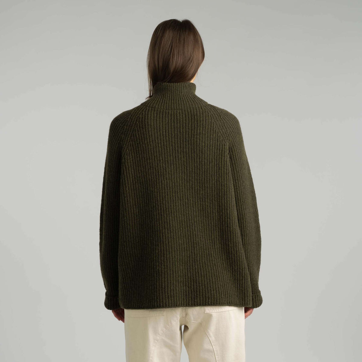 North Outdoor Magnolia naisten half zip merinoneulepusero värissä tumma oliivi, mulesing-vapaa merinovilla. Valmistettu Suomessa. - Malli on 175 cm ja käyttää kokoa M