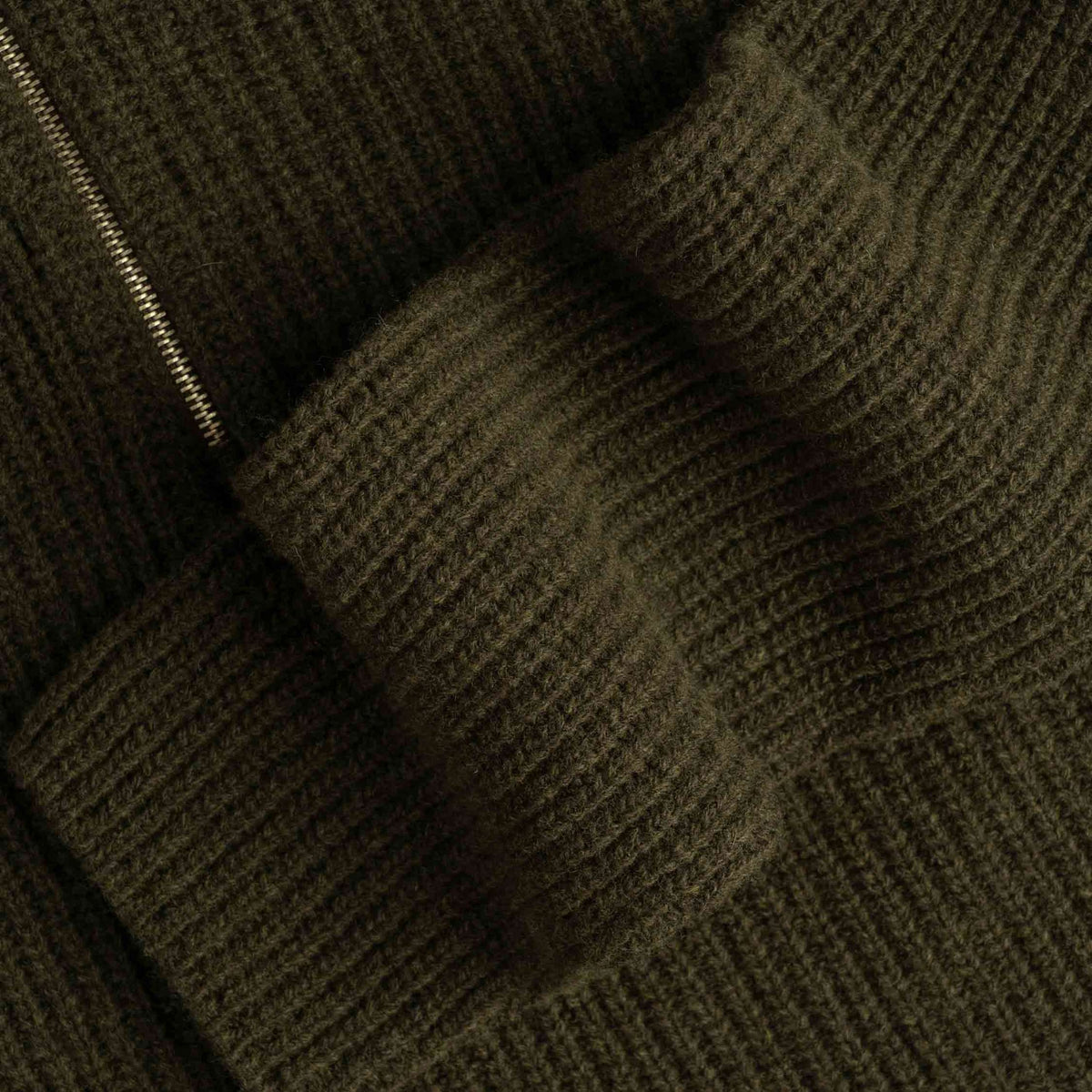 North Outdoor Magnolia naisten half zip merinoneulepusero värissä tumma oliivi, mulesing-vapaa merinovilla. Valmistettu Suomessa. - 