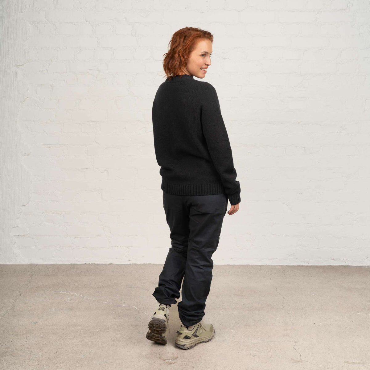 North Outdoor Pull en laine mérinos Viima femme de couleur noir charbon, sans mulesing Laine mérinos. Fabriqué en Finlande. - Le modèle mesure 173 cm et porte la taille M