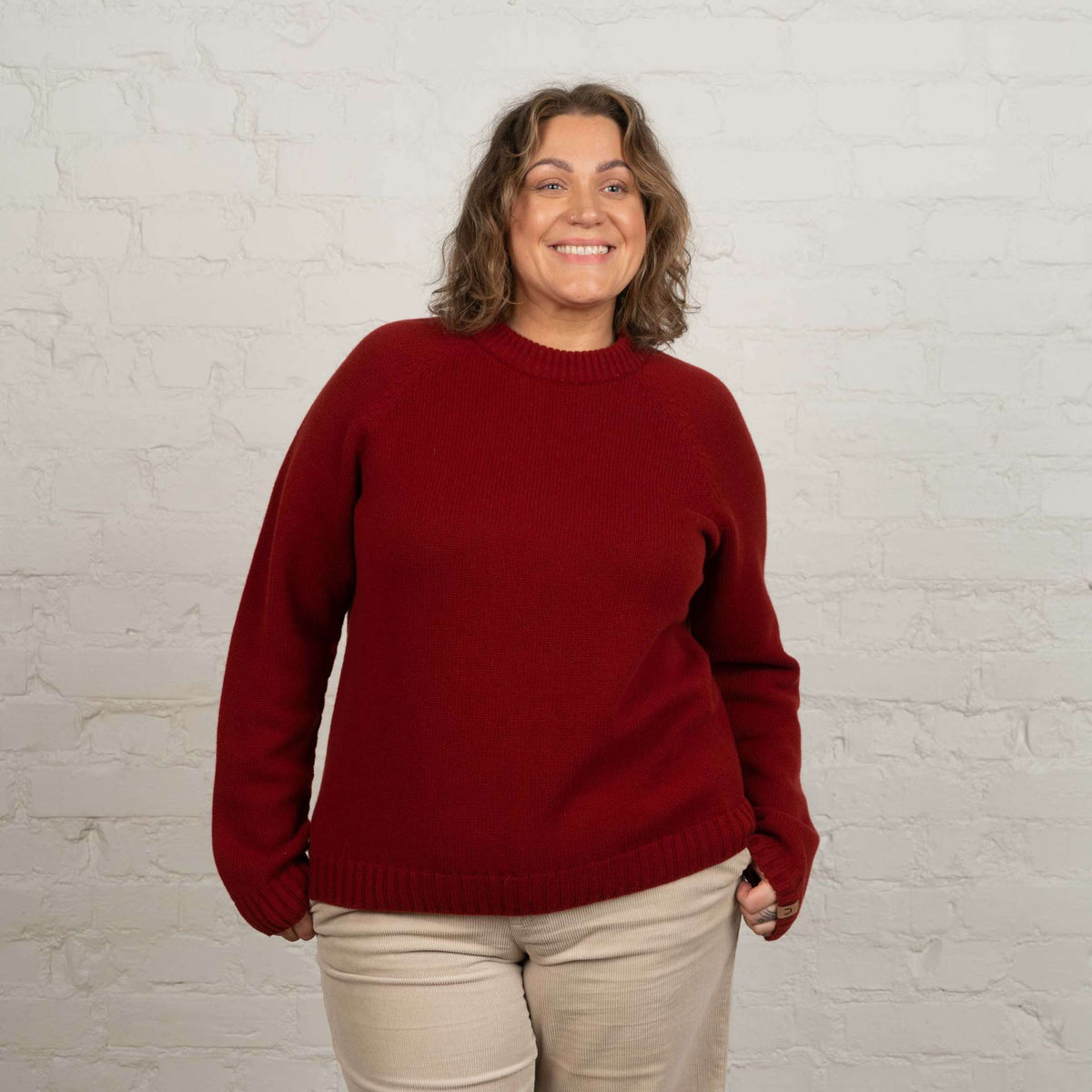 North Outdoor Maglione in lana merino Viima da donna nel colore chili, senza mulesing Lana merino. Prodotto in Finlandia. - La modella è alta 178 cm e indossa la taglia 2XL