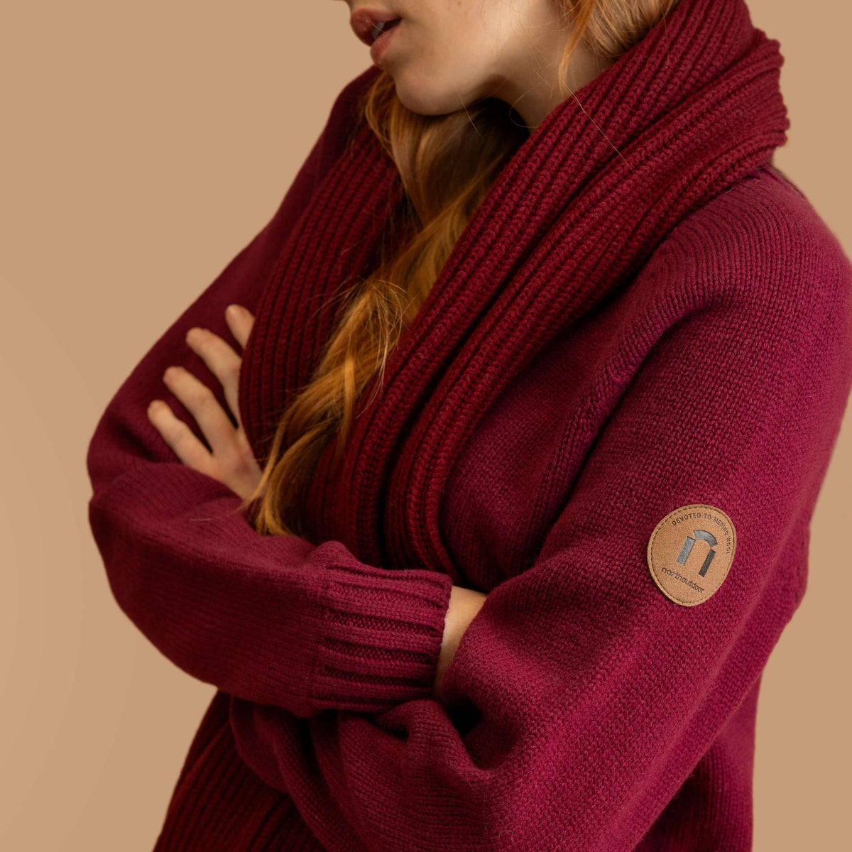 North Outdoor Viima Dames merinowollen trui in de kleur donker mauve, mulesing-vrij merinowol. Gemaakt in Finland. - Het model is 173 cm lang en draagt maat S