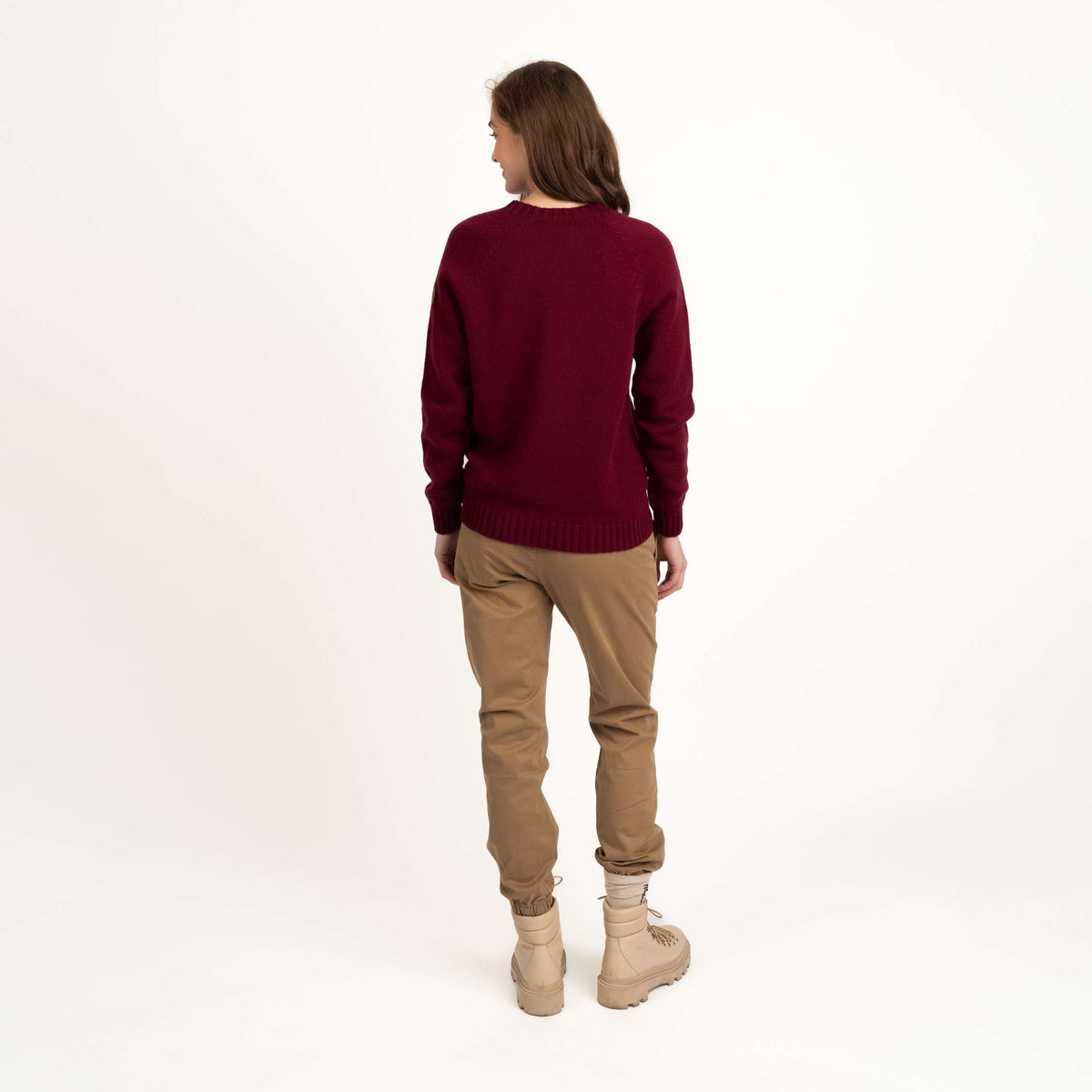 North Outdoor Viima Dames merinowollen trui in de kleur donker mauve, mulesing-vrij merinowol. Gemaakt in Finland. - Het model is 175 cm lang en draagt maat S