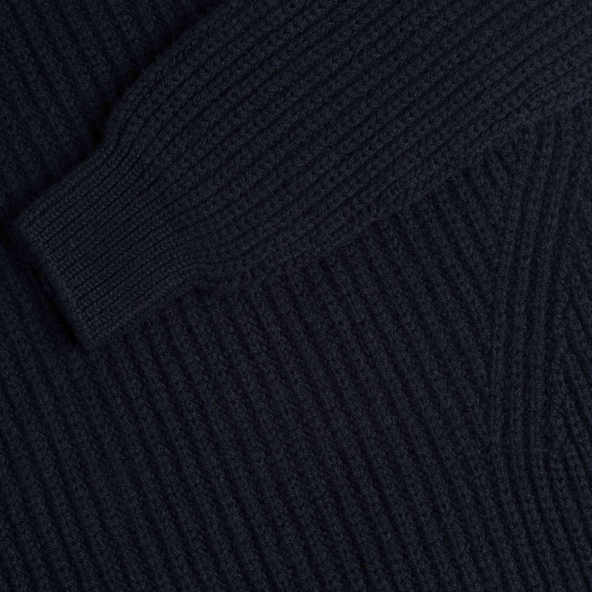 North Outdoor Varpu merino stickad tröja för dam i kolsvart mulesing-fri merinoull. Tillverkad i Finland. - 