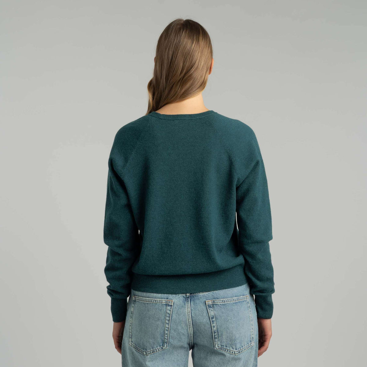 North Outdoor Kide naisten V-neck merinoneulepusero värissä riikinkukon sininen, mulesing-vapaa merinovilla. Valmistettu Suomessa. - Malli on 174 cm ja käyttää kokoa M