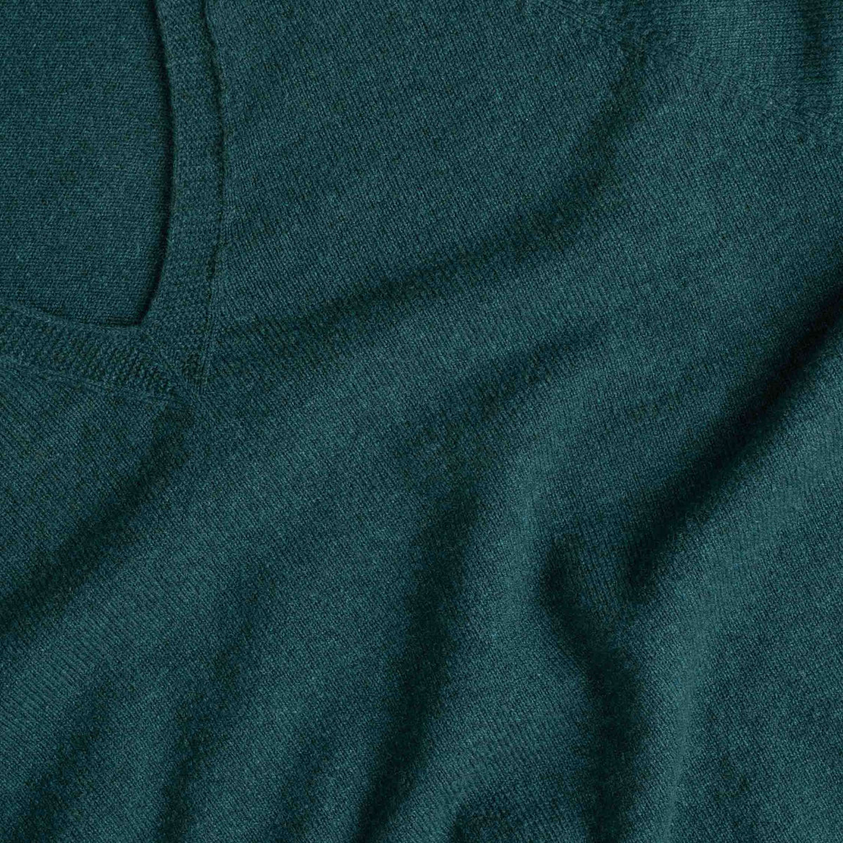 North Outdoor Kide naisten V-neck merinoneulepusero värissä riikinkukon sininen, mulesing-vapaa merinovilla. Valmistettu Suomessa. - 