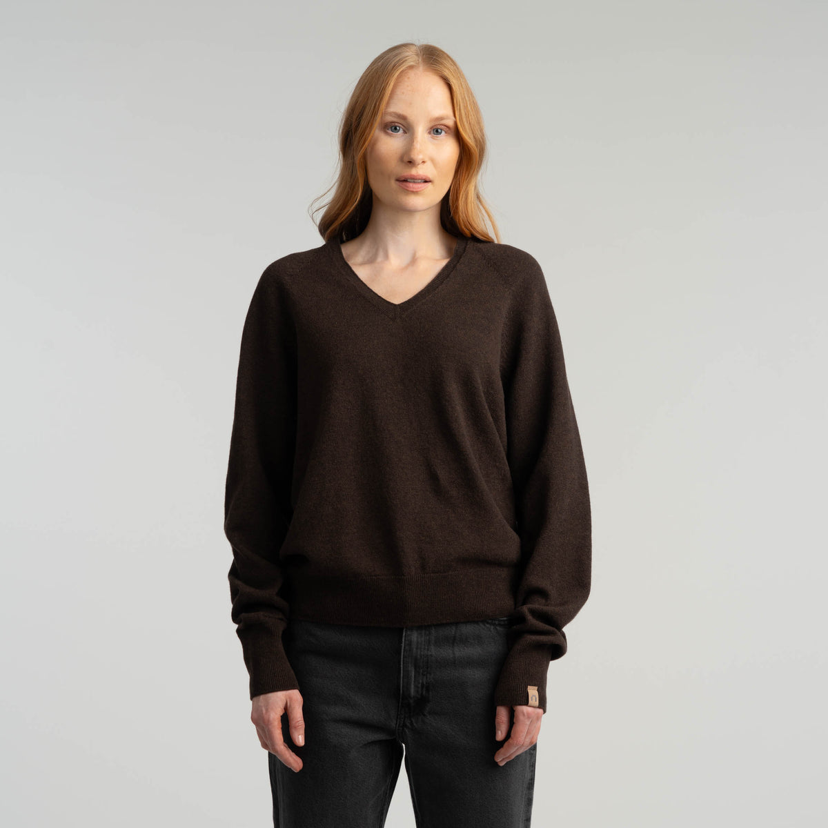 North Outdoor Kide naisten V-neck merinoneulepusero värissä kahvi, mulesing-vapaa merinovilla. Valmistettu Suomessa. - Malli on 173 cm ja käyttää kokoa M