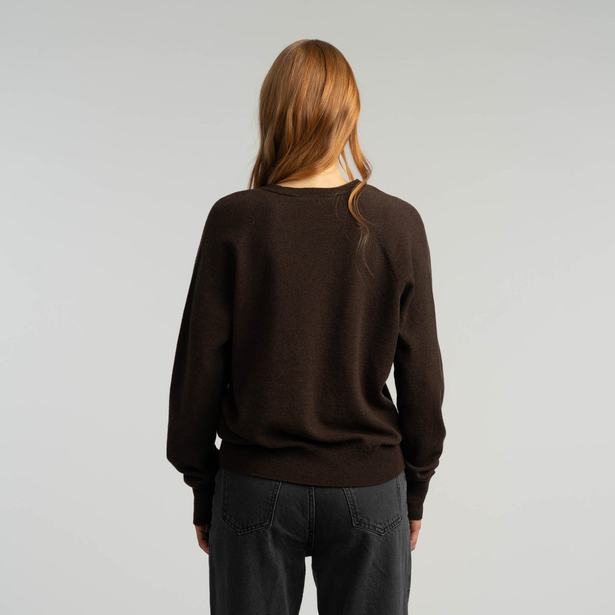 North Outdoor Kide naisten V-neck merinoneulepusero värissä kahvi, mulesing-vapaa merinovilla. Valmistettu Suomessa. - Malli on 173 cm ja käyttää kokoa M