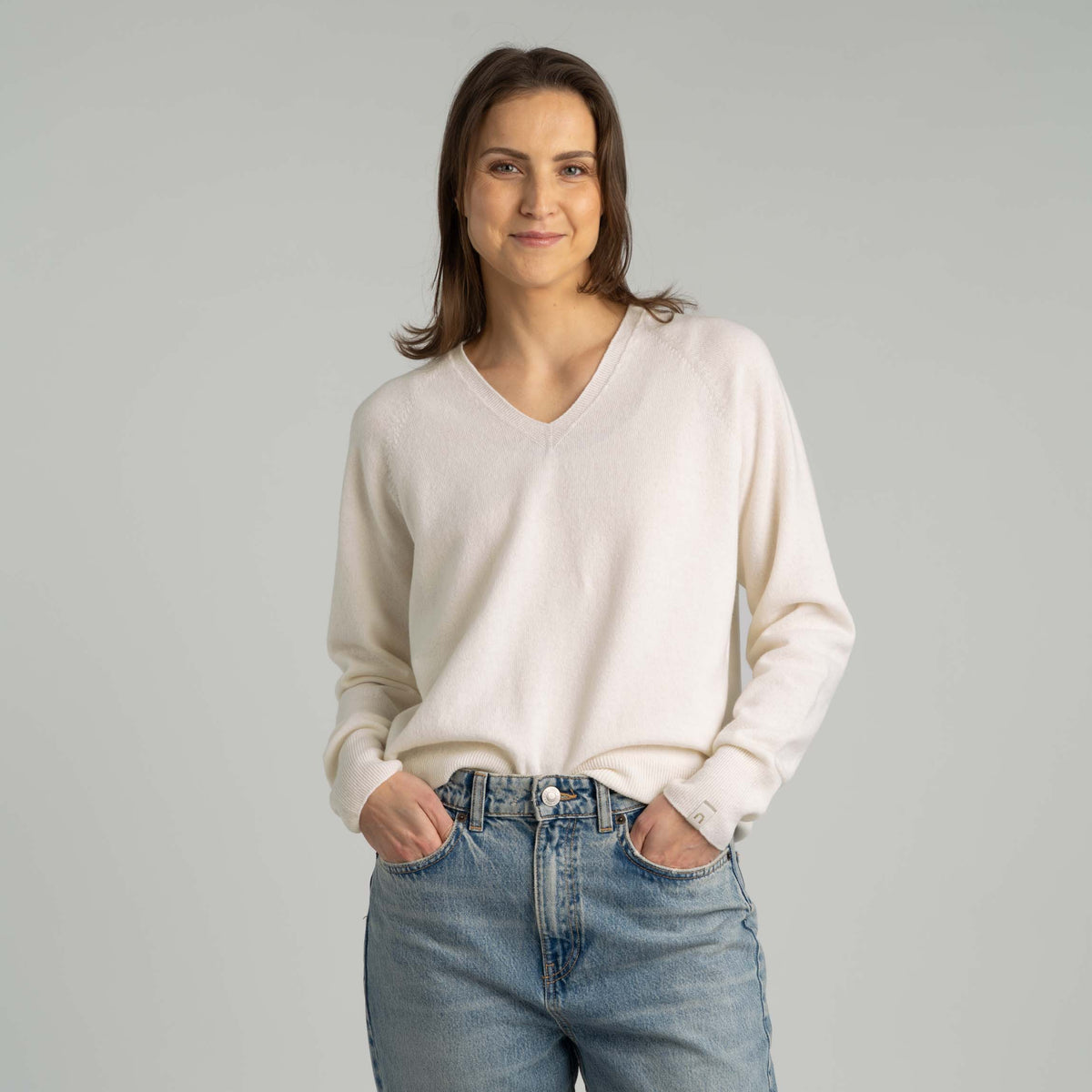 North Outdoor Kide naisten V-neck merinoneulepusero värissä lumenvalkoinen, mulesing-vapaa merinovilla. Valmistettu Suomessa. - Malli on 175 cm ja käyttää kokoa M