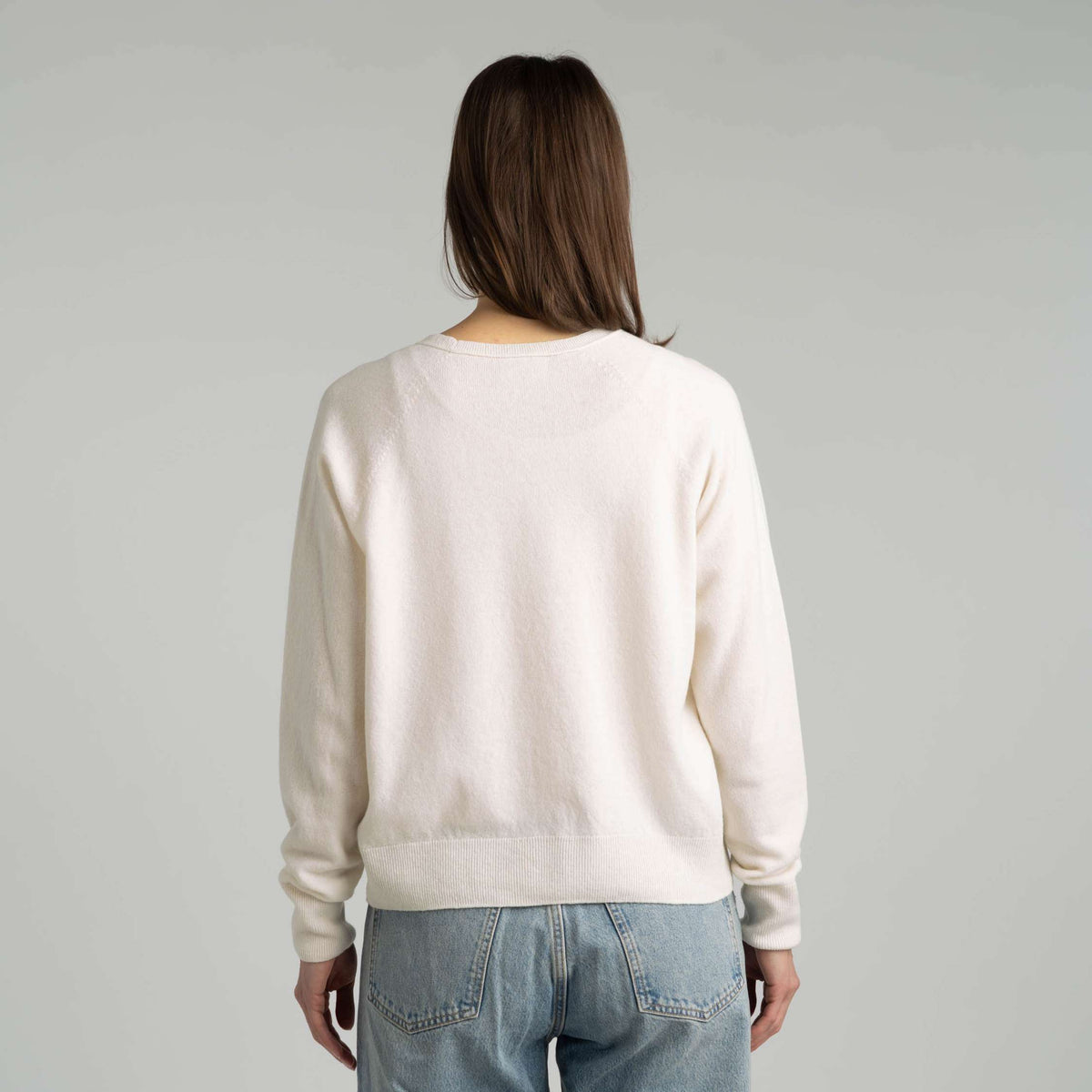 North Outdoor Kide naisten V-neck merinoneulepusero värissä lumenvalkoinen, mulesing-vapaa merinovilla. Valmistettu Suomessa. - Malli on 175 cm ja käyttää kokoa M