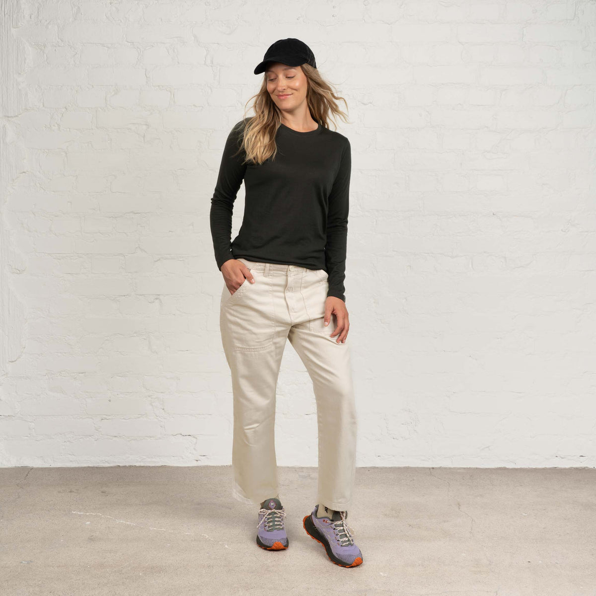North Outdoor All långärmad merino-t-shirt för dam i svart, mulesing-fri merinoull. Designad i Finland - Modellen är 174 cm och bär storlek S