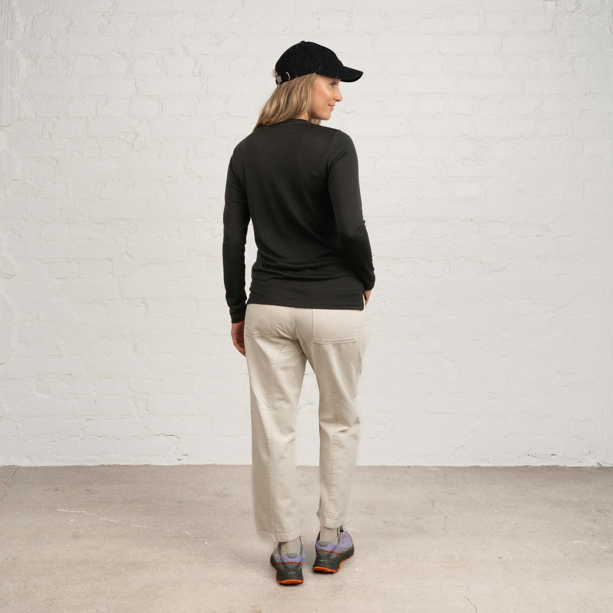 North Outdoor All långärmad merino-t-shirt för dam i svart, mulesing-fri merinoull. Designad i Finland - Modellen är 174 cm och bär storlek S