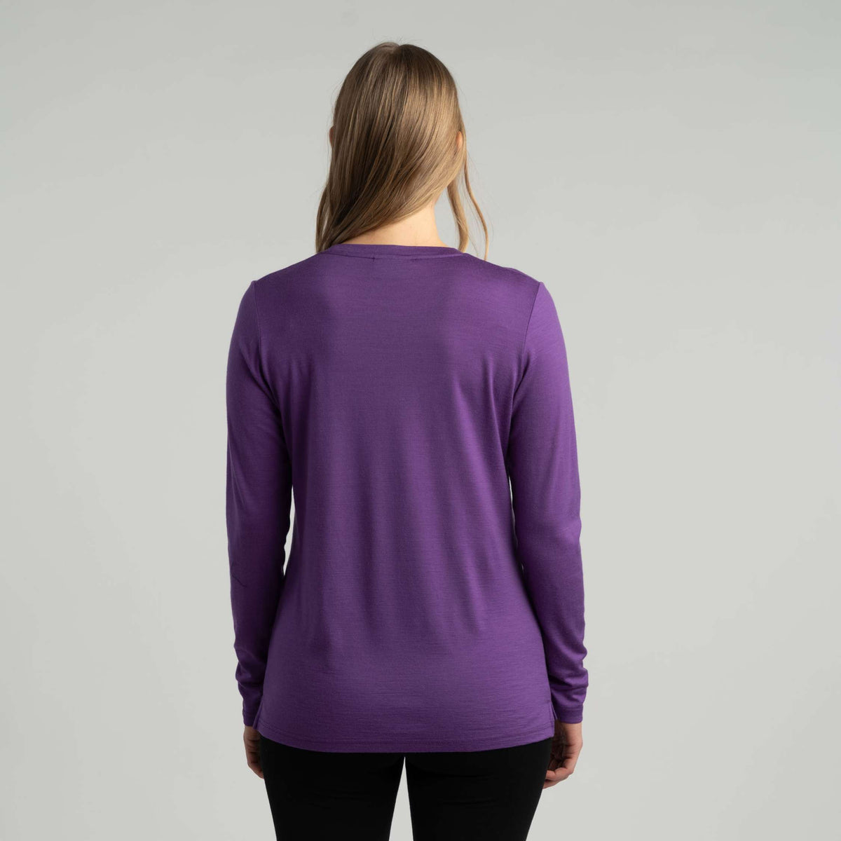 North Outdoor Julia naisten pitkähihainen merino T-paita värissä violetti, mulesing-vapaa merinovilla. Suunniteltu Suomessa. - Malli on 174 cm ja käyttää kokoa S