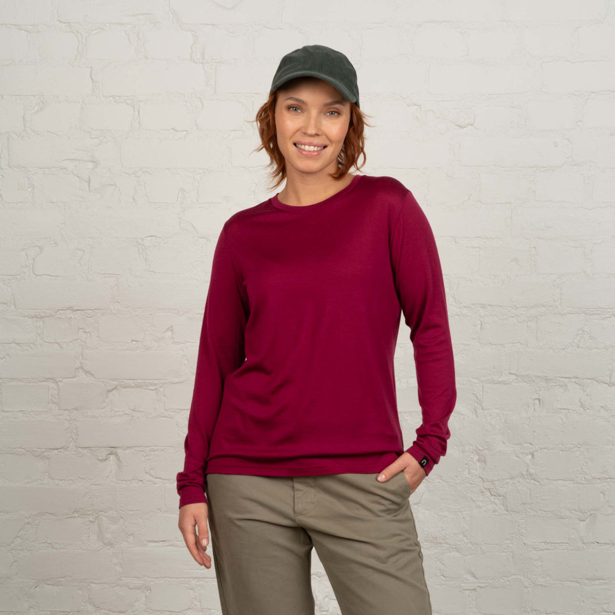 North Outdoor Julia pitkähihainen merino T-paita W värissä rubiini, mulesing-vapaa merinovilla. Suunniteltu Suomessa. - Malli on 173 cm ja käyttää kokoa S