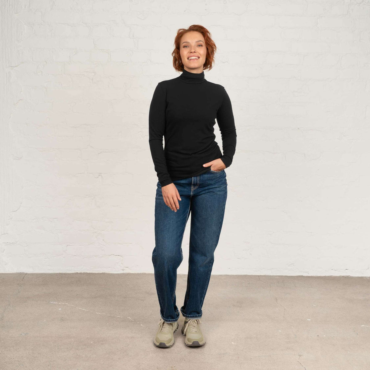 North Outdoor Dámský merino rolák Alina W v barvě Černá, bez mulesingu z merino vlny. Navrženo ve Finsku. - Modelka měří 173 cm a nosí velikost S