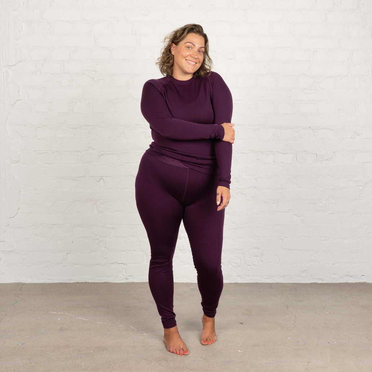 North Outdoor Sensitive 225 femme pantalon en mérinos de couche de base couleur prune, sans mulesing Laine mérinos. Conçu en Finlande. Parfait pour le système de superposition technique. - Le mannequin mesure 178 cm et porte une taille 2XL