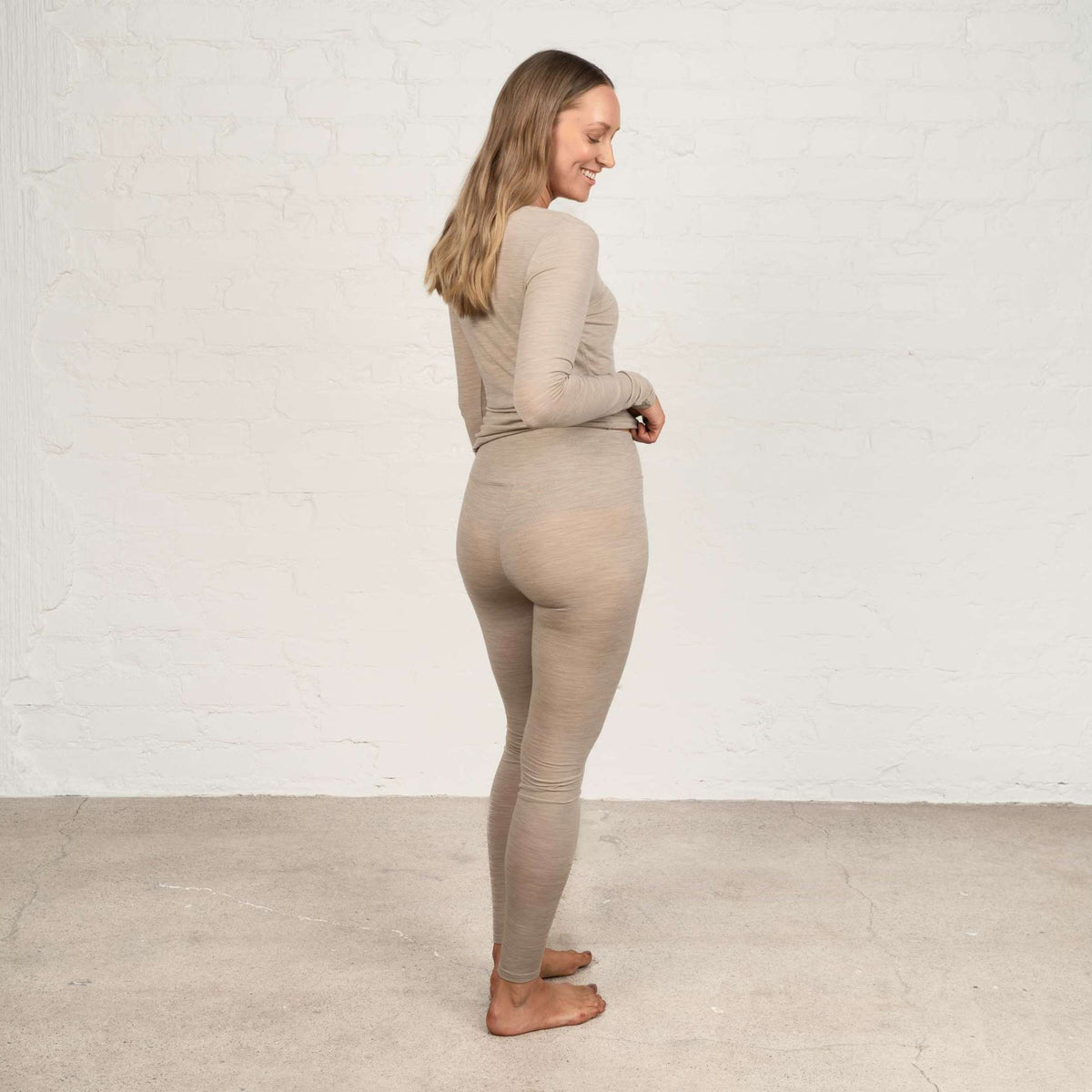 North Outdoor Touch 150 Dames merinobroek voor de basislaag in de kleur champagne, mulesing-vrij merinowol. Ontworpen in Finland. Perfect voor technische laagjeskleding. - Het model is 174 cm lang en draagt maat S