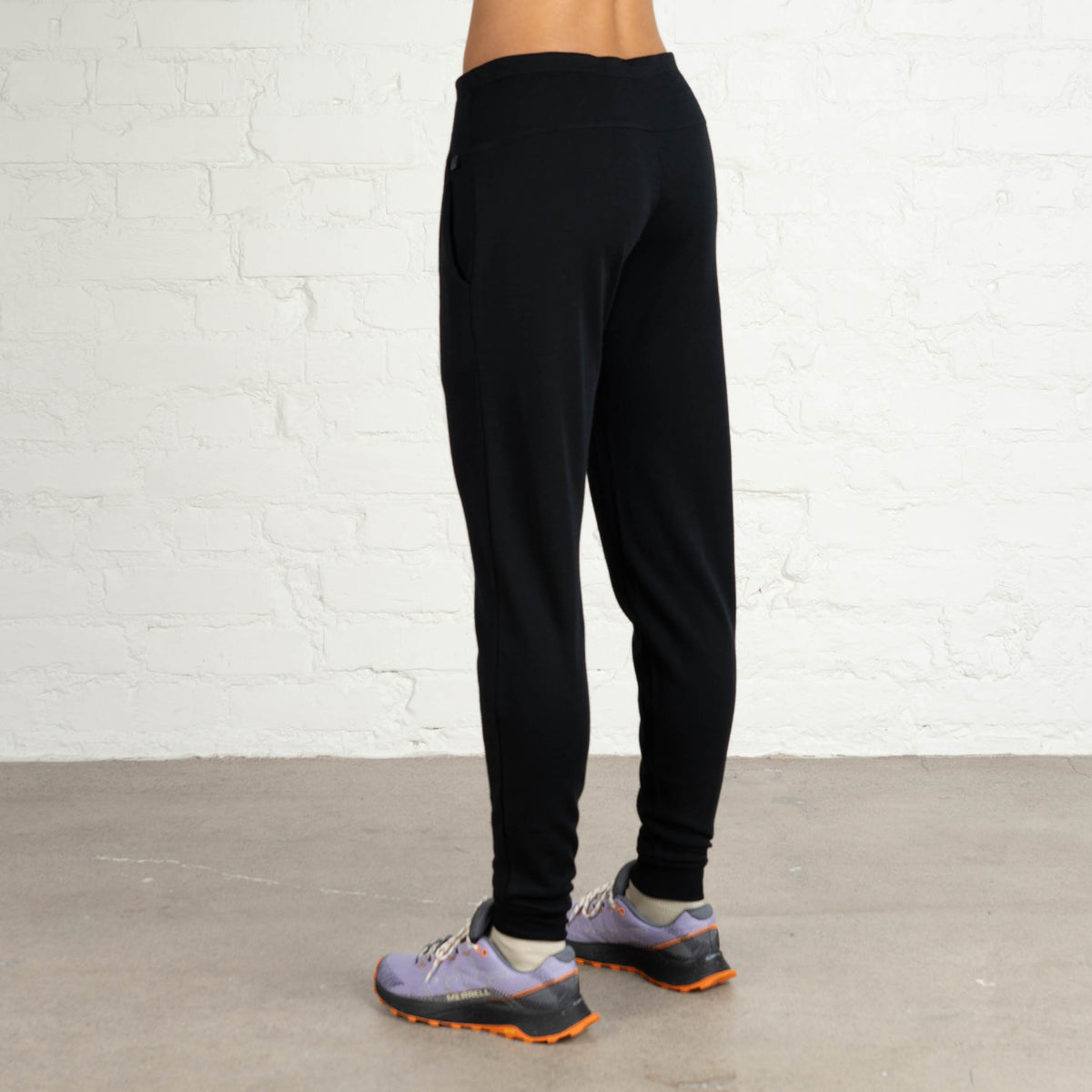 North Outdoor Jona Merinohose in Schwarz, mulesingfreie Merinowolle. Entworfen in Finnland - Model ist 180 cm groß und trägt Größe M